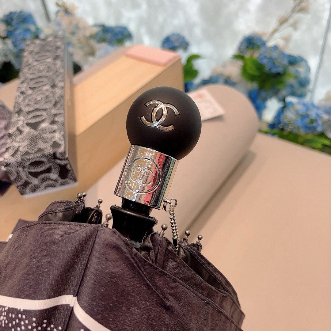  CHANEL（香奈儿）三折自动折叠晴雨伞 集合香奈儿灵魂LOGO为一体的设计风格高雅奢华 带在身上带来