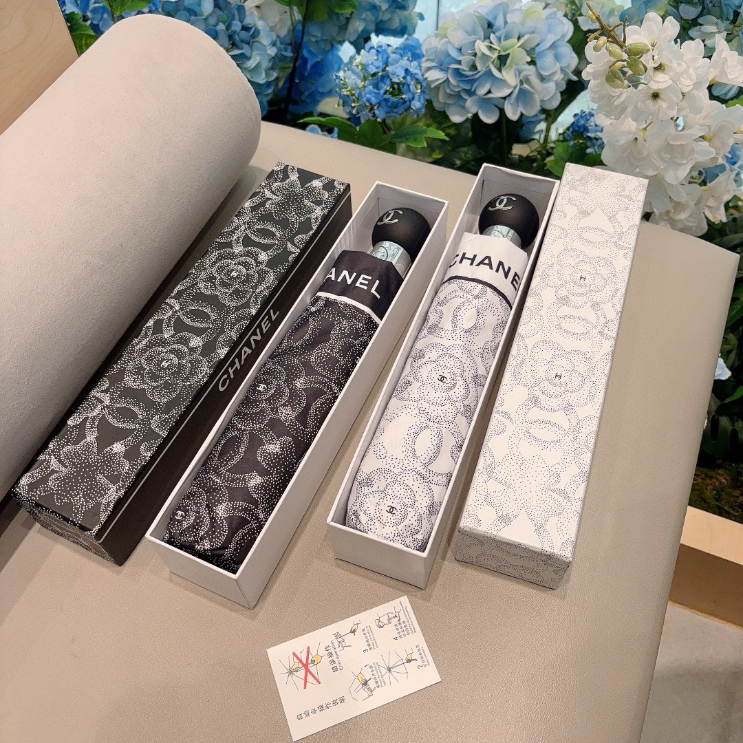  CHANEL（香奈儿）三折自动折叠晴雨伞 集合香奈儿灵魂LOGO为一体的设计风格高雅奢华 带在身上带来