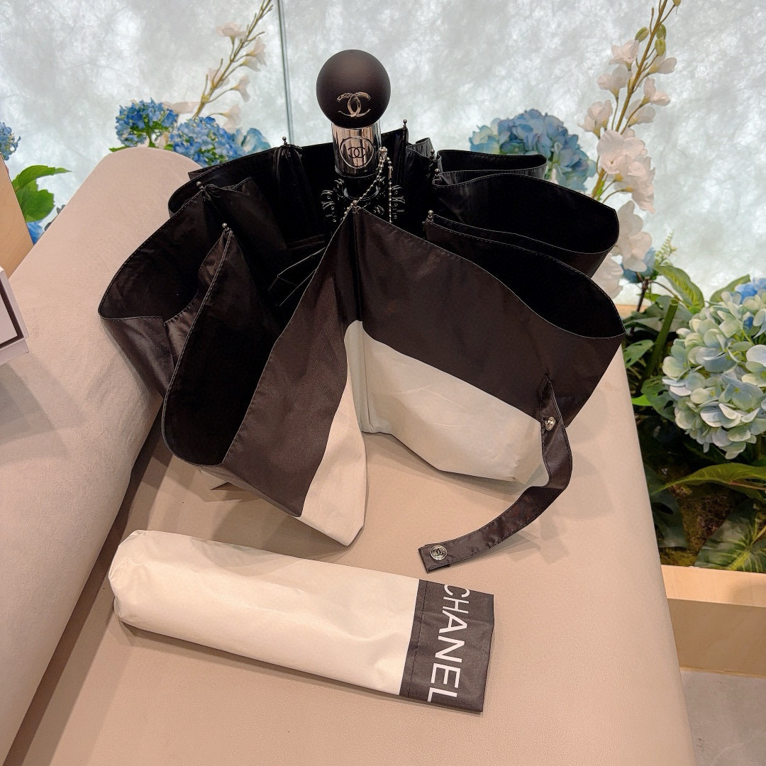  CHANEL（香奈儿）三折自动折叠晴雨伞 集合香奈儿灵魂LOGO为一体的设计风格高雅奢华 带在身上带来