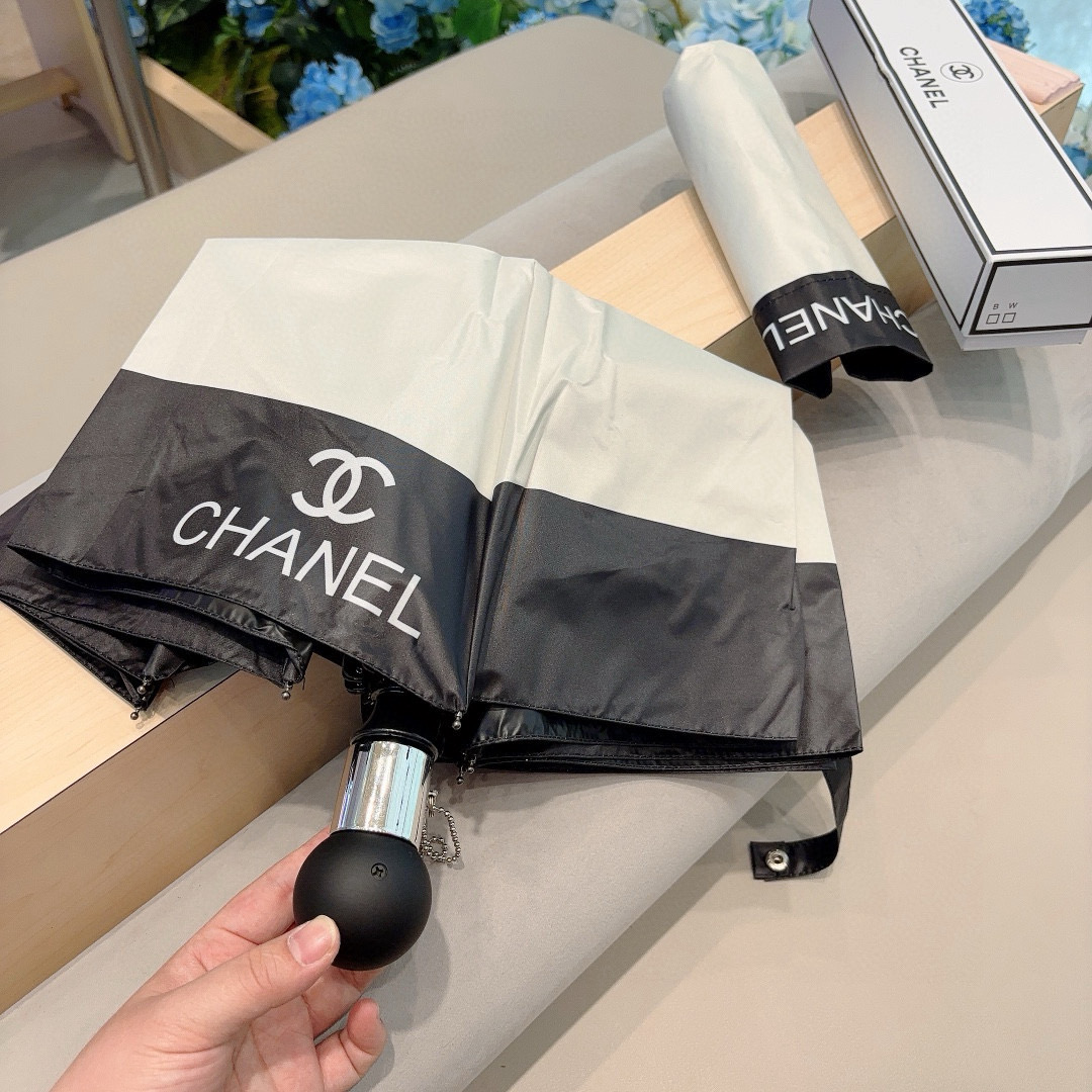  CHANEL（香奈儿）三折自动折叠晴雨伞 集合香奈儿灵魂LOGO为一体的设计风格高雅奢华 带在身上带来