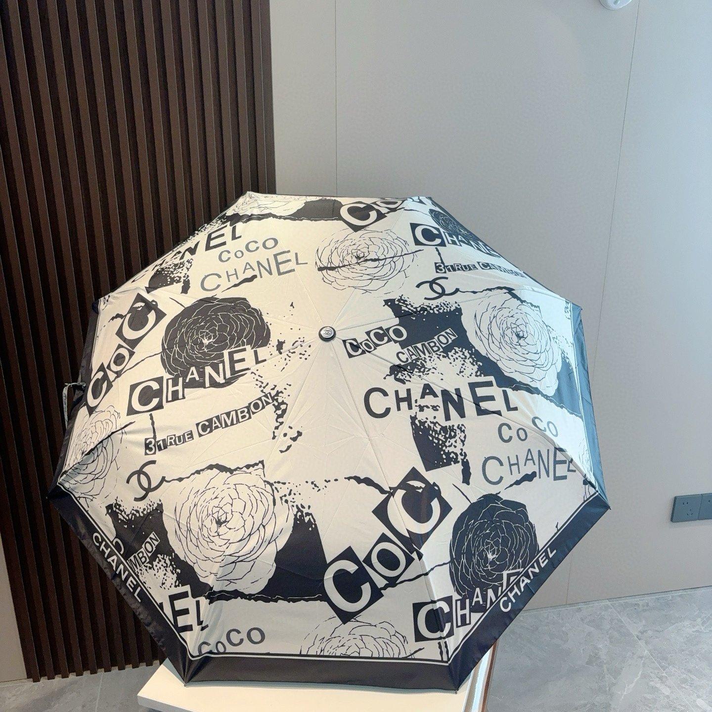  CHANEL（香奈儿）三折自动折叠晴雨伞 集合香奈儿灵魂LOGO为一体的设计风格高雅奢华 带在身上带来