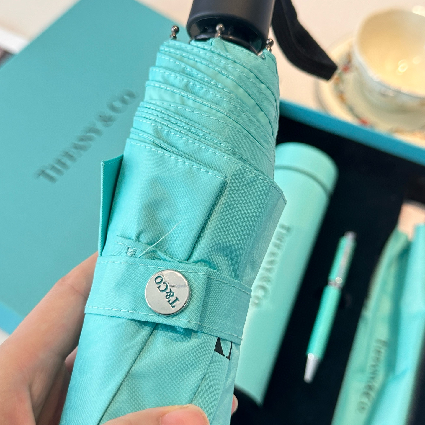 💰155 Tiffany蒂芙尼 套装3件套 智能显温保温杯 ➕铜杆手工打造签字笔 ➕超强抗风8骨晴雨伞 高级实用的小礼盒套装可用于送礼 自用都是最佳选择 超实用超贴心 