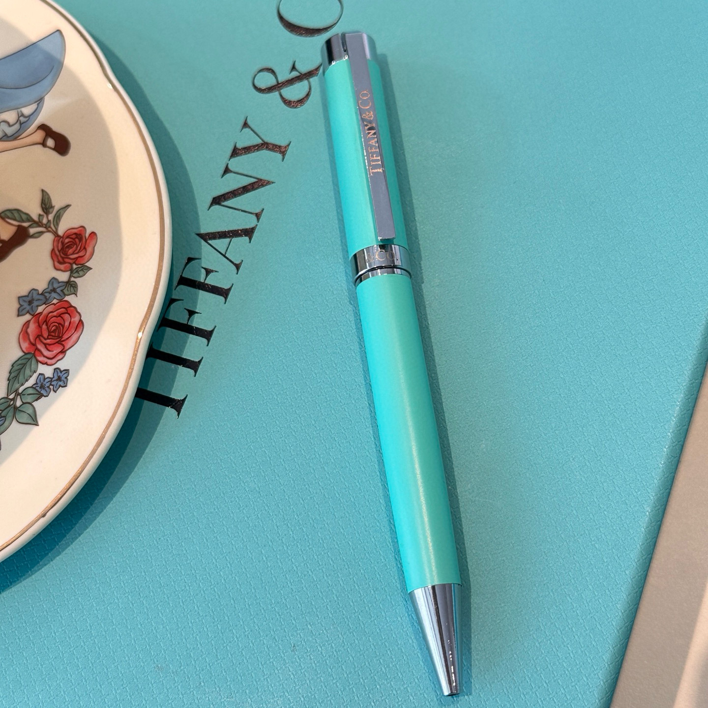 💰155 Tiffany蒂芙尼 套装3件套 智能显温保温杯 ➕铜杆手工打造签字笔 ➕超强抗风8骨晴雨伞 高级实用的小礼盒套装可用于送礼 自用都是最佳选择 超实用超贴心 