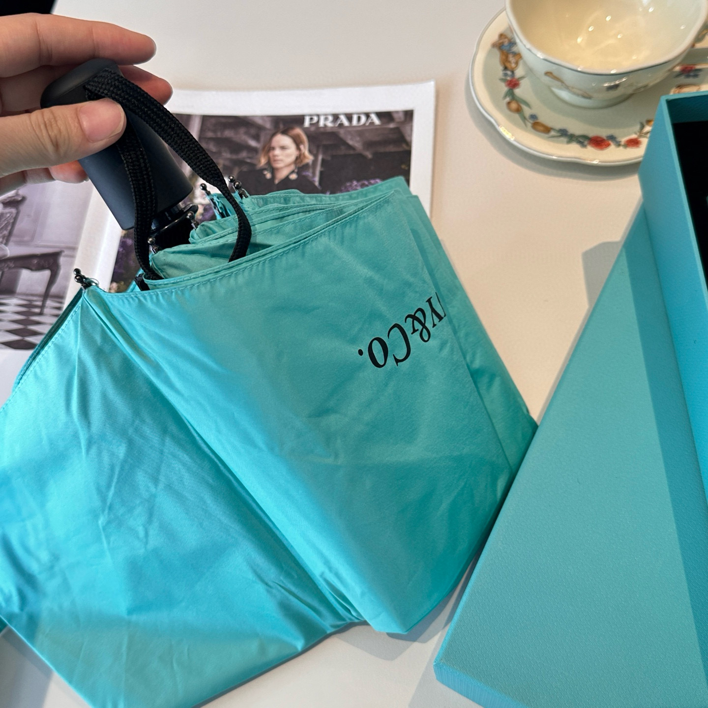 💰155 Tiffany蒂芙尼 套装3件套 智能显温保温杯 ➕铜杆手工打造签字笔 ➕超强抗风8骨晴雨伞 高级实用的小礼盒套装可用于送礼 自用都是最佳选择 超实用超贴心 