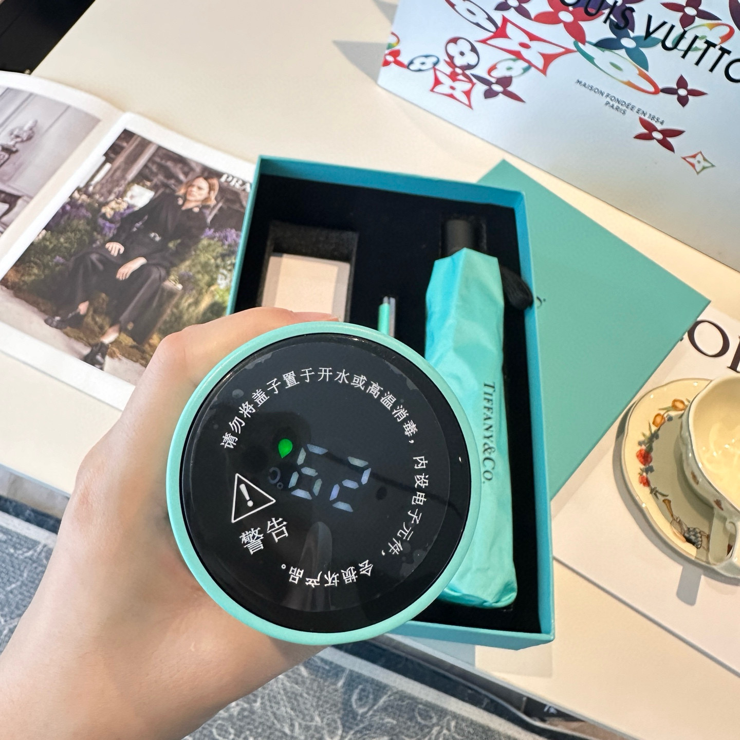 💰155 Tiffany蒂芙尼 套装3件套 智能显温保温杯 ➕铜杆手工打造签字笔 ➕超强抗风8骨晴雨伞 高级实用的小礼盒套装可用于送礼 自用都是最佳选择 超实用超贴心 