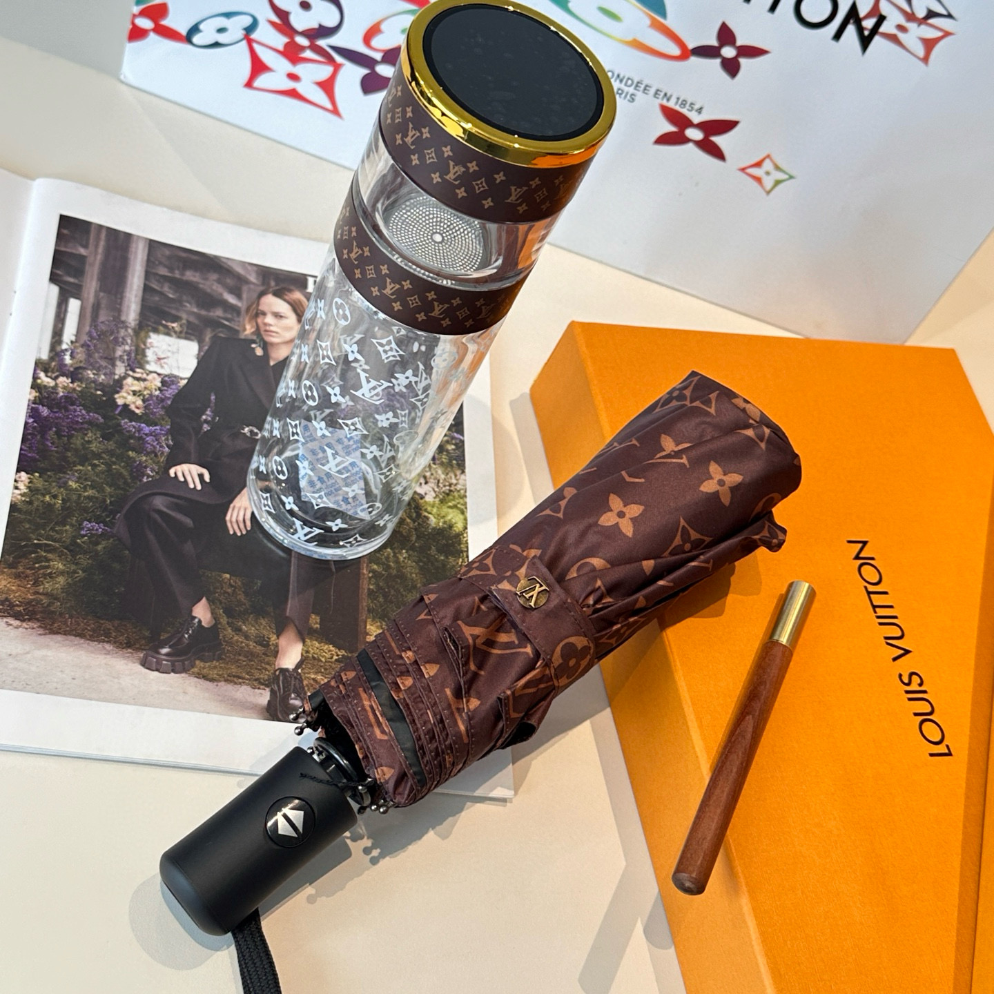 💰155 LOUIS VUITTON 路易威登 套装3件套 玻璃杯 ➕圆珠笔➕超强抗风8骨晴雨伞 高级实用的小礼盒套装可用于送礼 自用都是最佳选择 超实用超贴心 。