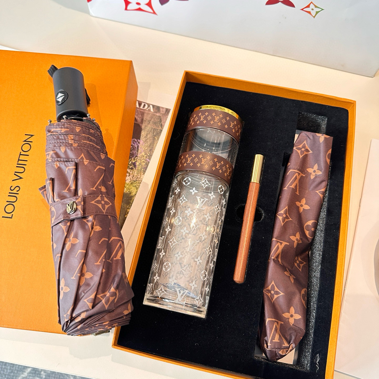 💰155 LOUIS VUITTON 路易威登 套装3件套 玻璃杯 ➕圆珠笔➕超强抗风8骨晴雨伞 高级实用的小礼盒套装可用于送礼 自用都是最佳选择 超实用超贴心 。