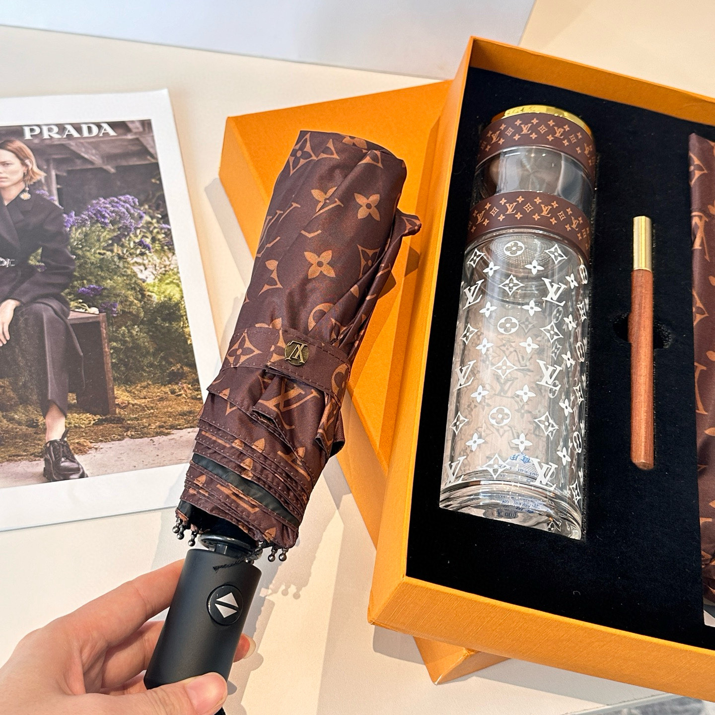 💰155 LOUIS VUITTON 路易威登 套装3件套 玻璃杯 ➕圆珠笔➕超强抗风8骨晴雨伞 高级实用的小礼盒套装可用于送礼 自用都是最佳选择 超实用超贴心 。
