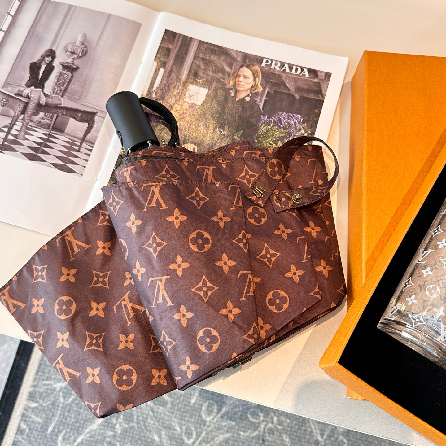 💰155 LOUIS VUITTON 路易威登 套装3件套 玻璃杯 ➕圆珠笔➕超强抗风8骨晴雨伞 高级实用的小礼盒套装可用于送礼 自用都是最佳选择 超实用超贴心 。