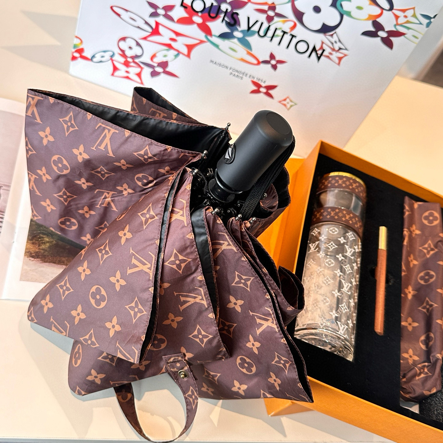 💰155 LOUIS VUITTON 路易威登 套装3件套 玻璃杯 ➕圆珠笔➕超强抗风8骨晴雨伞 高级实用的小礼盒套装可用于送礼 自用都是最佳选择 超实用超贴心 。