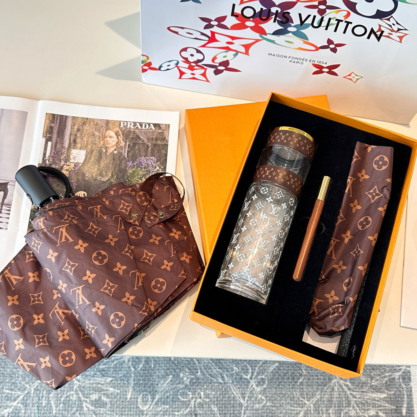 💰155 LOUIS VUITTON 路易威登 套装3件套 玻璃杯 ➕圆珠笔➕超强抗风8骨晴雨伞 高级实用的小礼盒套装可用于送礼 自用都是最佳选择 超实用超贴心 。
