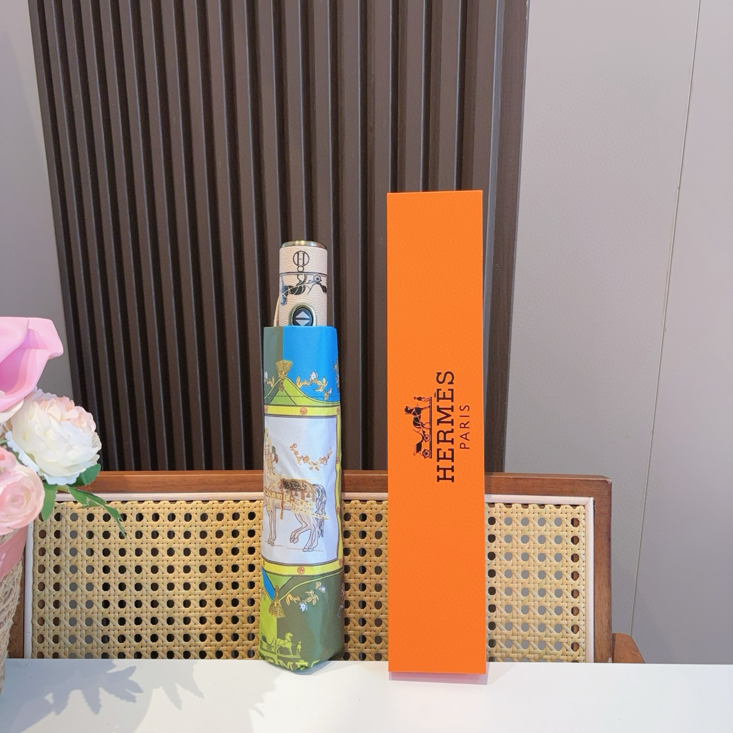 爱马仕（Hermès）   新款 极品H家三折自动伞重磅呈现 以其精湛的工艺技术和源源不断的想像力 新涂