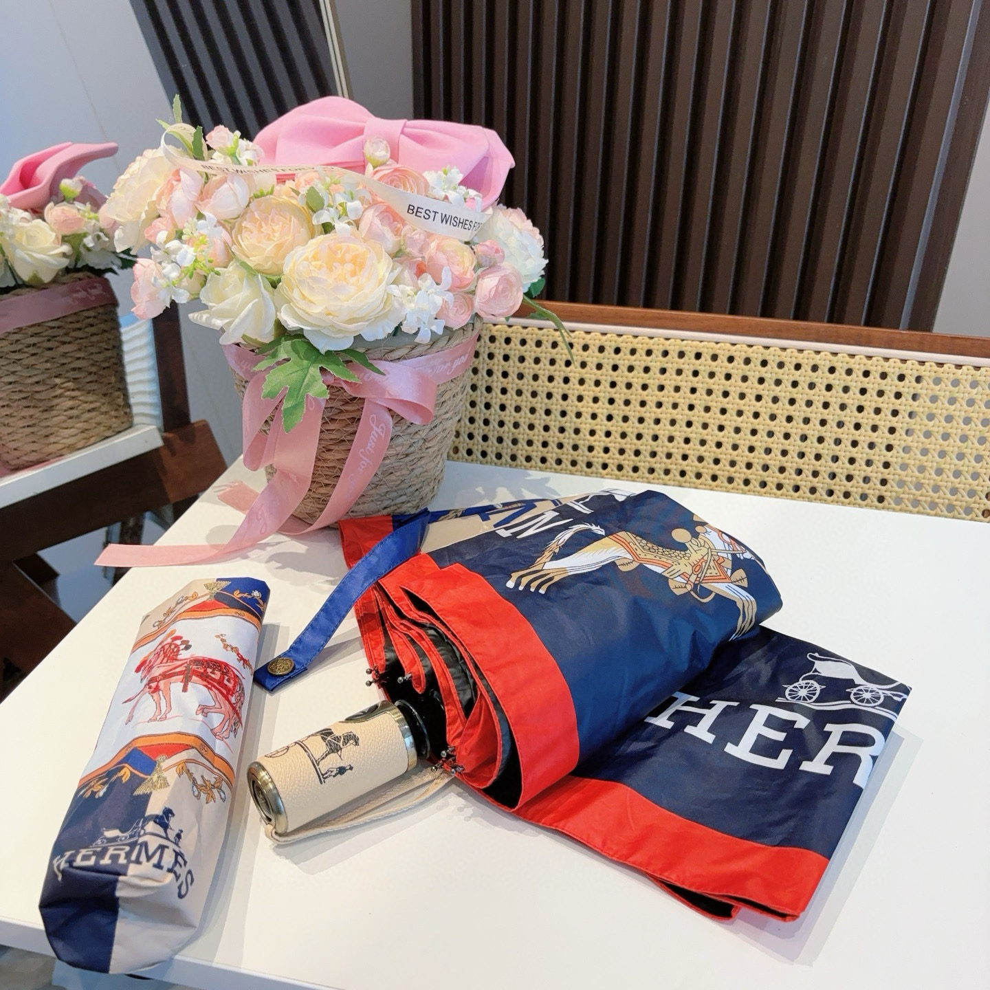 爱马仕（Hermès）   新款 极品H家三折自动伞重磅呈现 以其精湛的工艺技术和源源不断的想像力 新涂