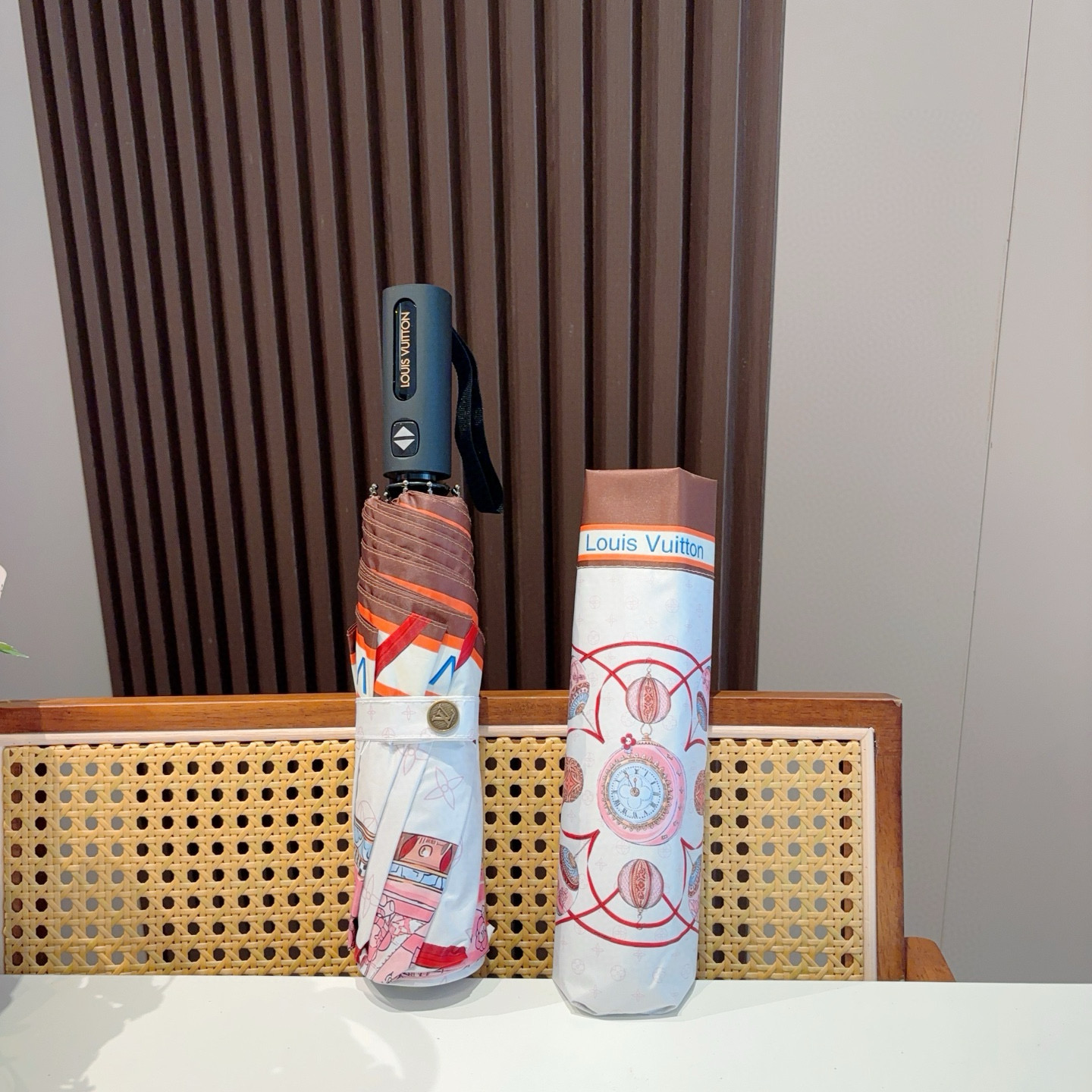 LOUIS VUITTON （路易威登）新款 三折自动折叠晴雨伞 新涂层技术深色伞面 拥有令人惊喜的遮光