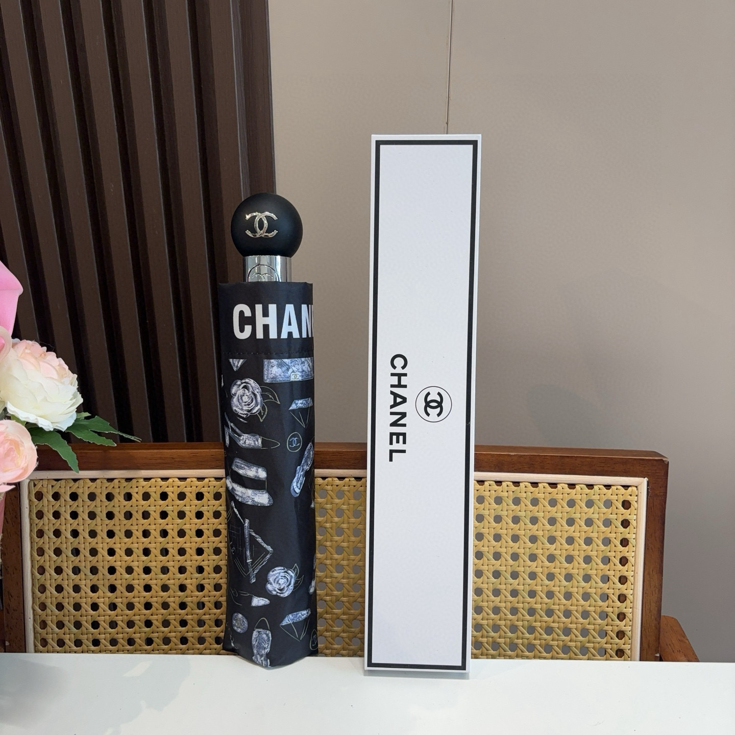  CHANEL（香奈儿）三折自动折叠晴雨伞 集合香奈儿灵魂LOGO为一体的设计风格高雅奢华 带在身上带来