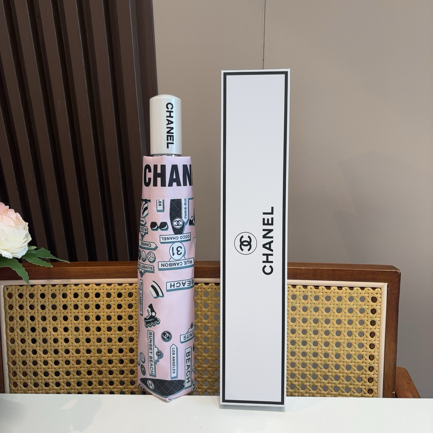  CHANEL（香奈儿）三折自动折叠晴雨伞 集合香奈儿灵魂LOGO为一体的设计风格高雅奢华 带在身上带来