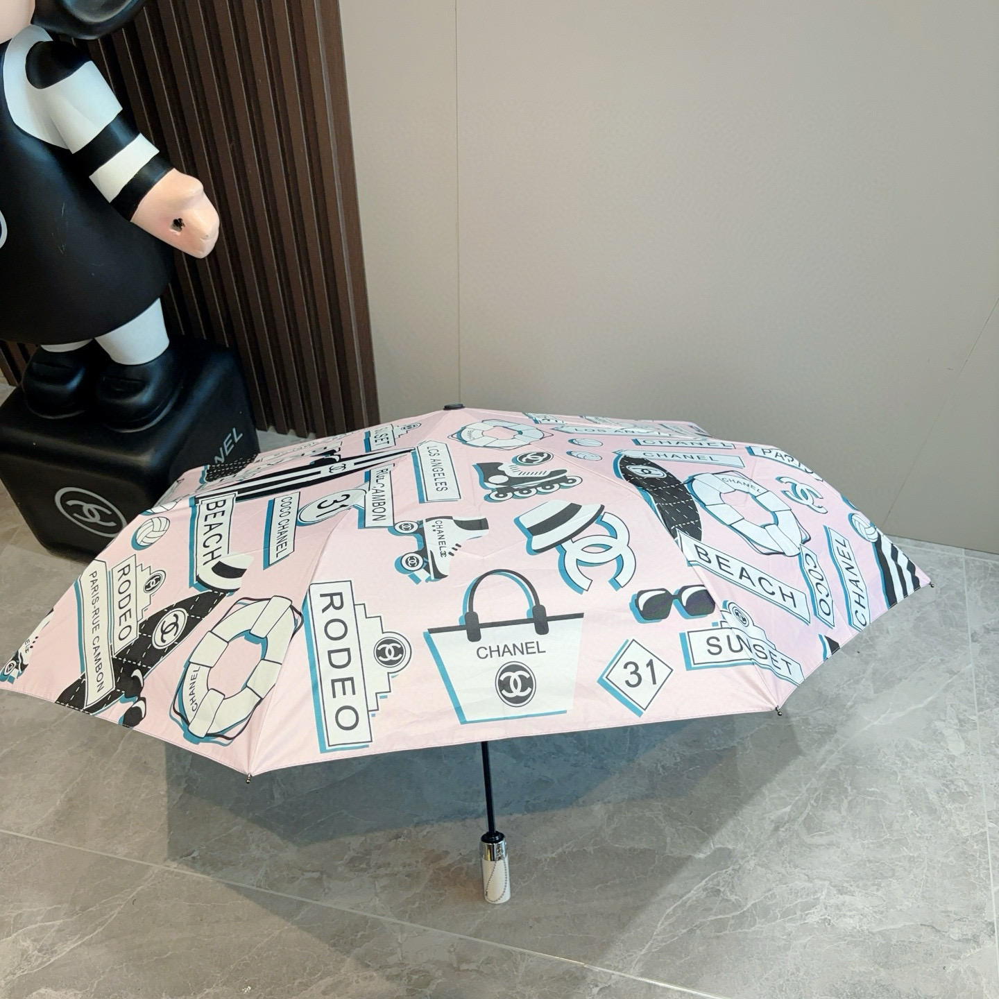  CHANEL（香奈儿）三折自动折叠晴雨伞 集合香奈儿灵魂LOGO为一体的设计风格高雅奢华 带在身上带来