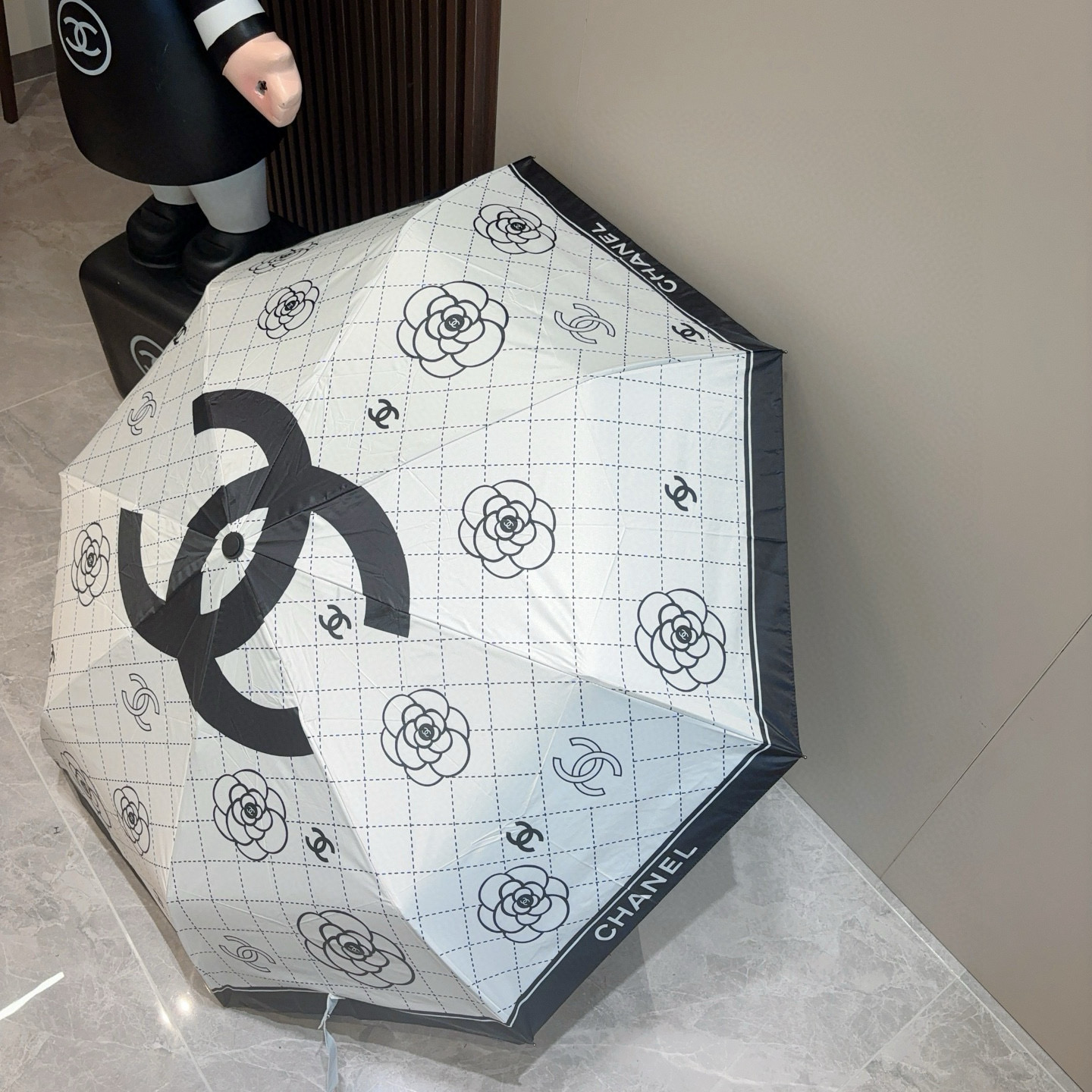  CHANEL（香奈儿）三折自动折叠晴雨伞 集合香奈儿灵魂LOGO为一体的设计风格高雅奢华 带在身上带来