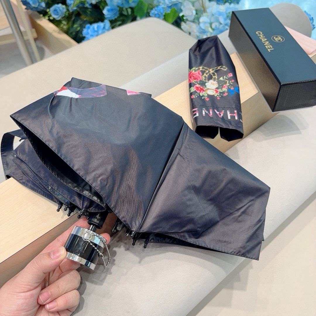  CHANEL（香奈儿）五折手开折叠晴雨伞 集合香奈儿灵魂LOGO为一体的设计风格高雅奢华 带在身上带来