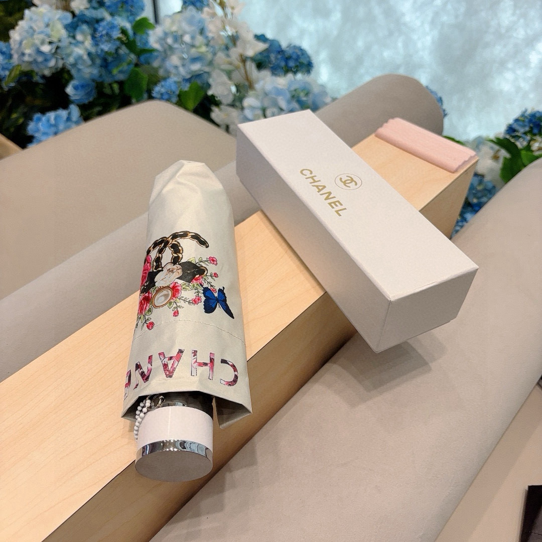  CHANEL（香奈儿）五折手开折叠晴雨伞 集合香奈儿灵魂LOGO为一体的设计风格高雅奢华 带在身上带来