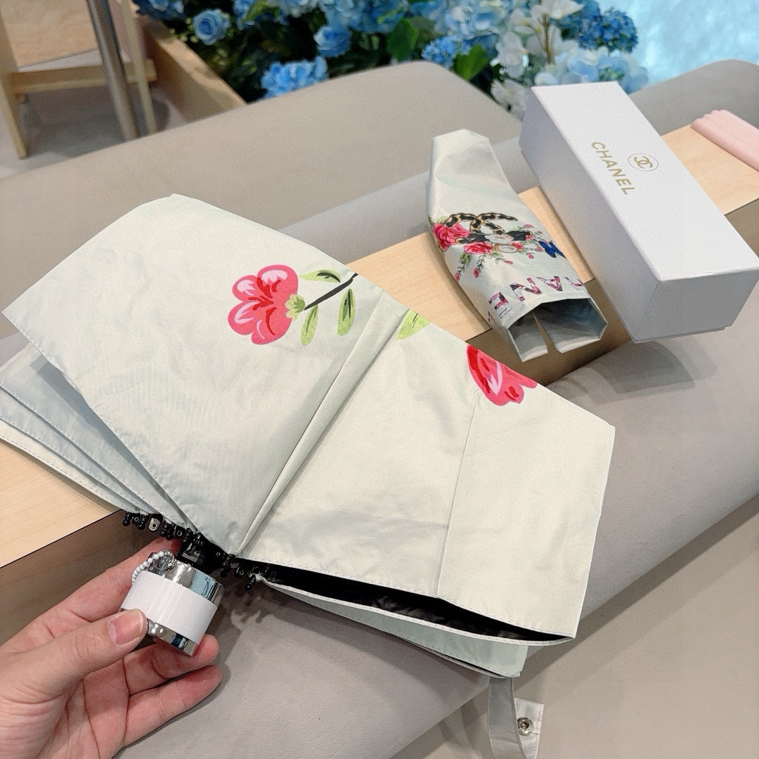  CHANEL（香奈儿）五折手开折叠晴雨伞 集合香奈儿灵魂LOGO为一体的设计风格高雅奢华 带在身上带来