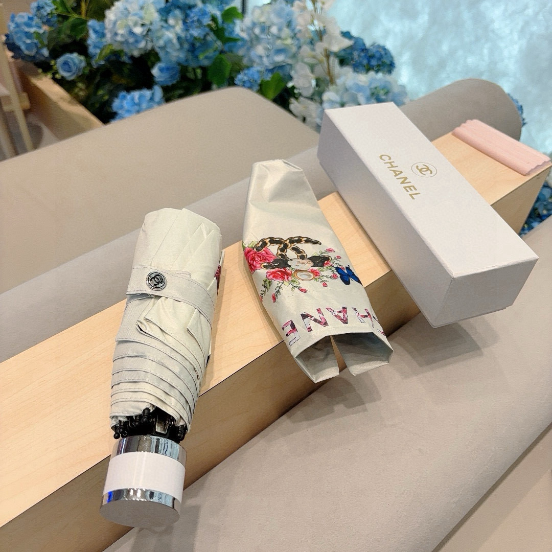  CHANEL（香奈儿）五折手开折叠晴雨伞 集合香奈儿灵魂LOGO为一体的设计风格高雅奢华 带在身上带来