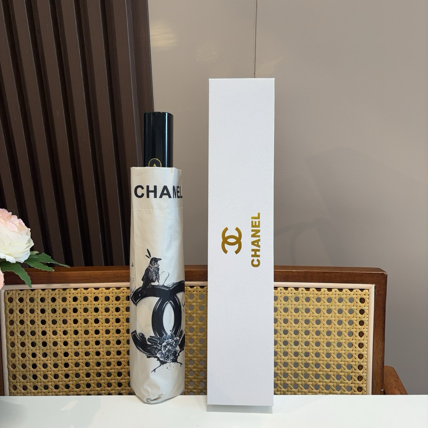  CHANEL（香奈儿）三折自动折叠晴雨伞 集合香奈儿灵魂LOGO为一体的设计风格高雅奢华 带在身上带来