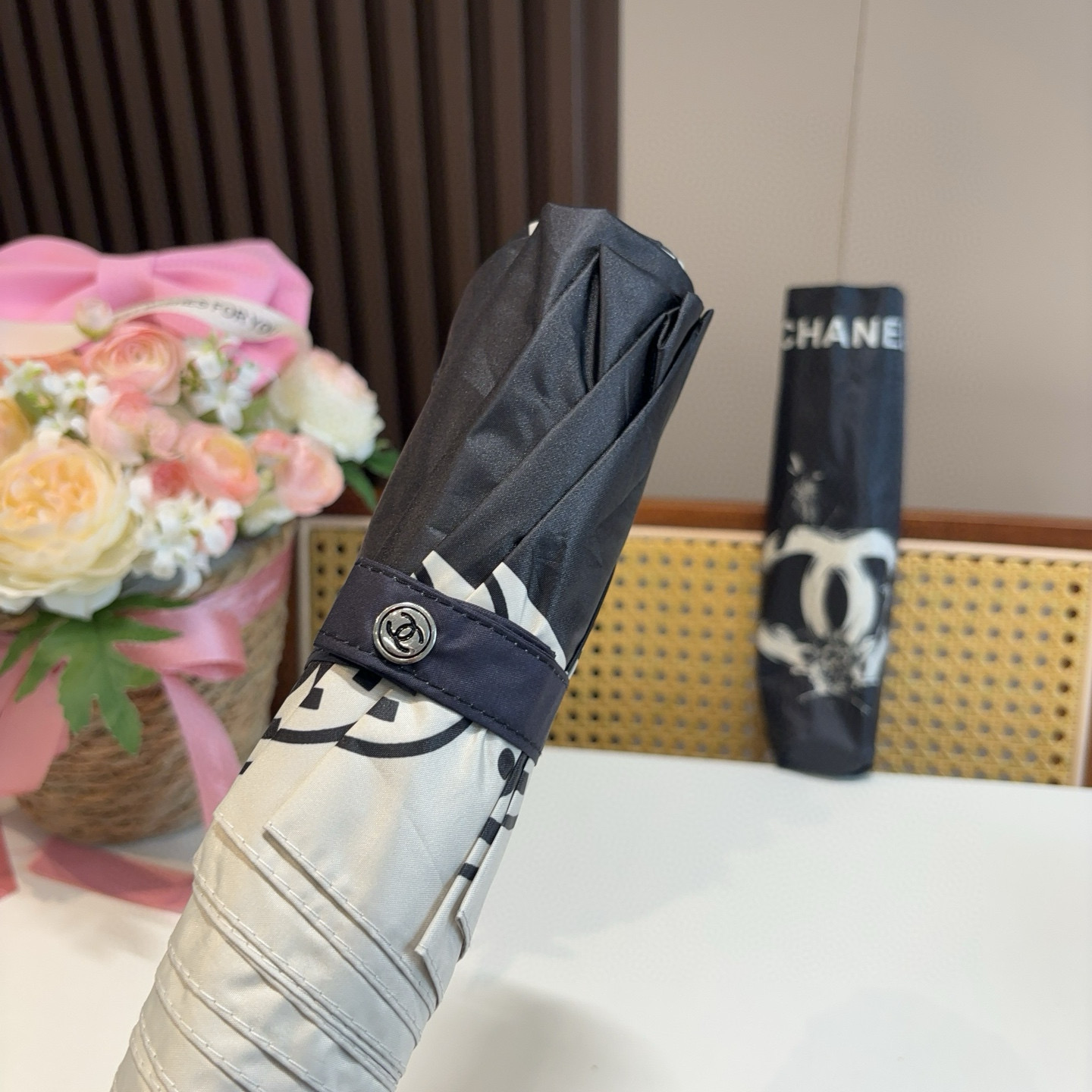 CHANEL（香奈儿）三折自动折叠晴雨伞 集合香奈儿灵魂LOGO为一体的设计风格高雅奢华 带在身上带来