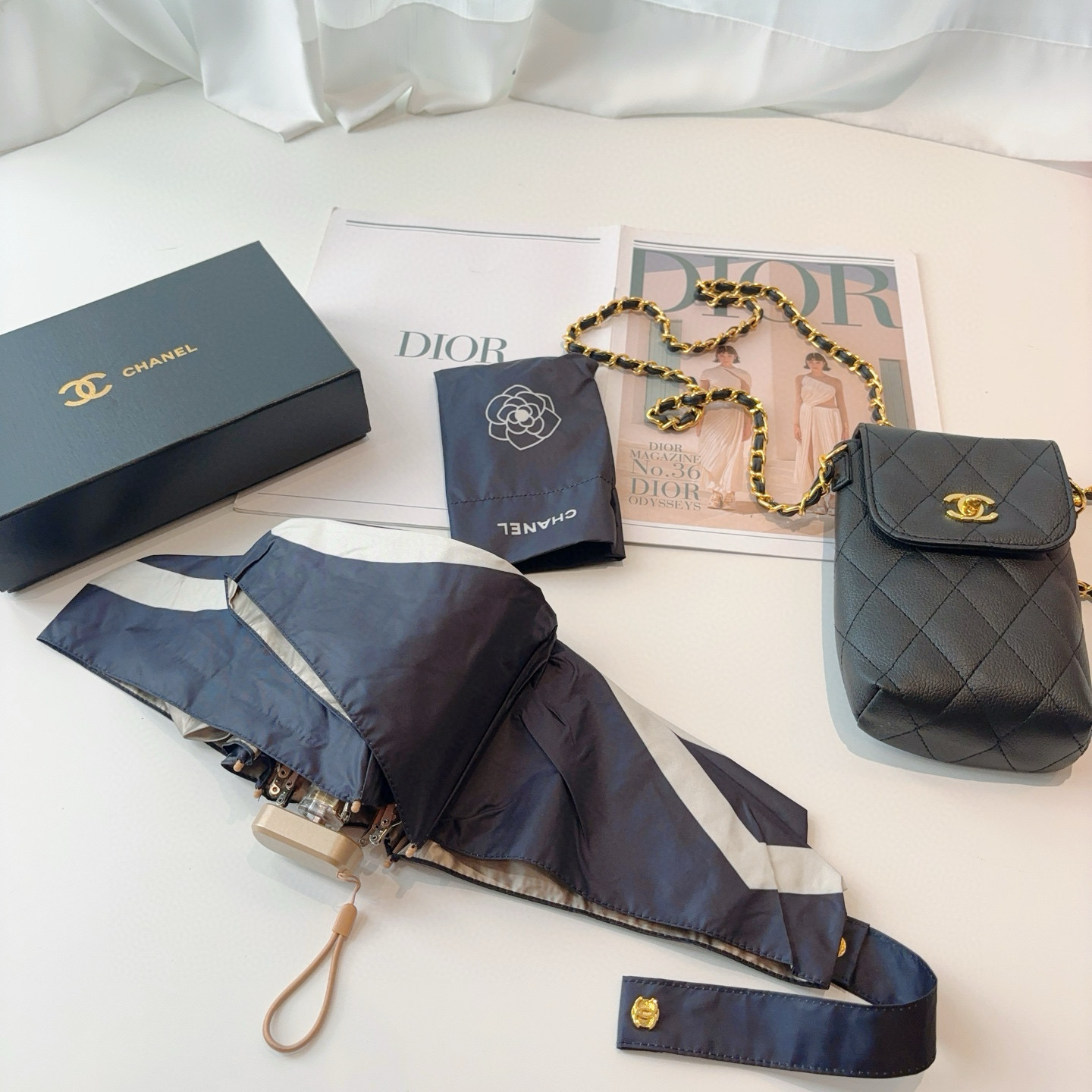 Chanel香奈儿 金色涂层 拼接五折小巧 配送链包 配套包装盒 链包可放手机 时尚博主人手一套，造型神