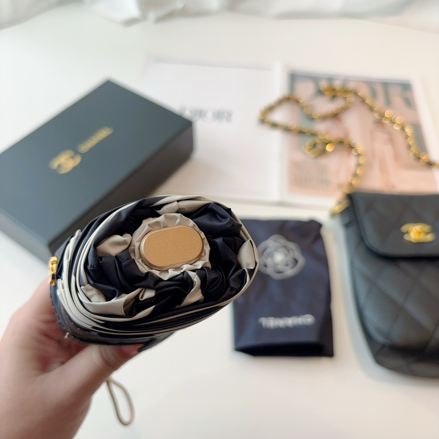 Chanel香奈儿 金色涂层 拼接五折小巧 配送链包 配套包装盒 链包可放手机 时尚博主人手一套，造型神