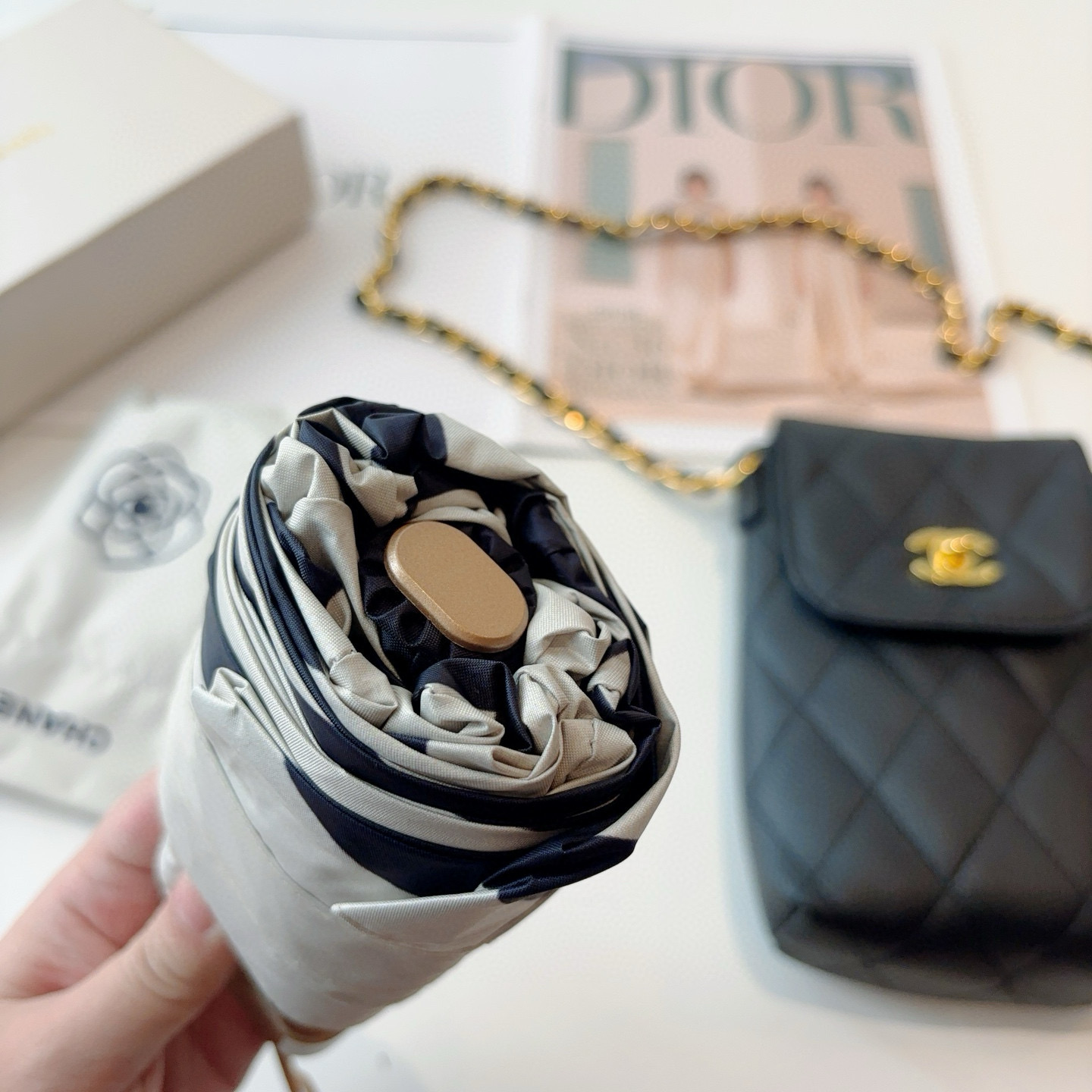 Chanel香奈儿 金色涂层 拼接五折小巧 配送链包 配套包装盒 链包可放手机 时尚博主人手一套，造型神