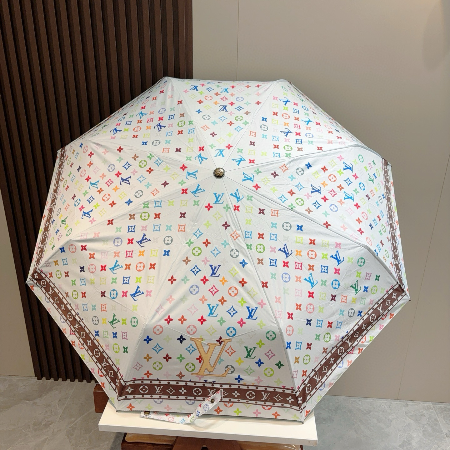  LOUIS VUITTON （路易威登）三折自动折叠晴雨伞 新涂层技术深色伞面 拥有令人惊喜的遮光效果