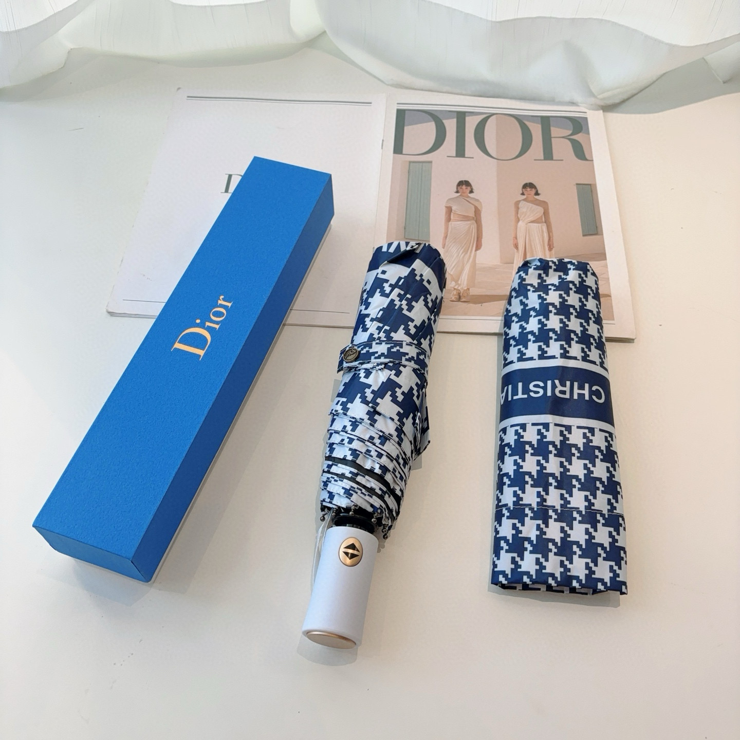  DIOR（迪奥）三折自动折叠晴雨伞  时尚原单代工品质 细节精致 看得见的品质 打破一成不变 色泽纯正
