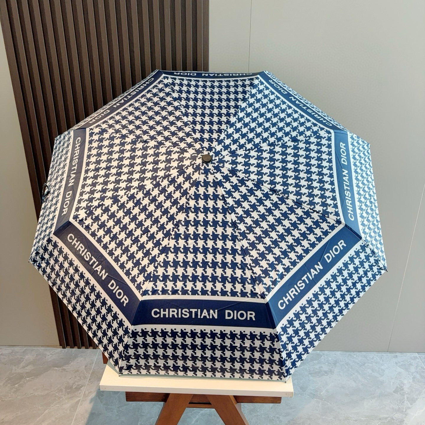  DIOR（迪奥）三折自动折叠晴雨伞  时尚原单代工品质 细节精致 看得见的品质 打破一成不变 色泽纯正
