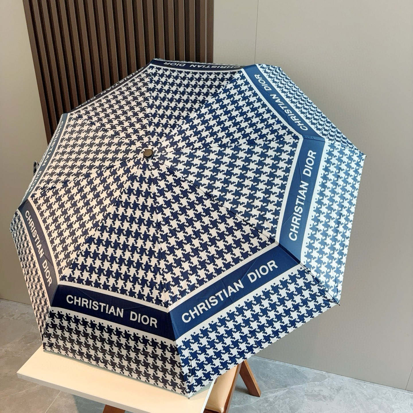  DIOR（迪奥）三折自动折叠晴雨伞  时尚原单代工品质 细节精致 看得见的品质 打破一成不变 色泽纯正