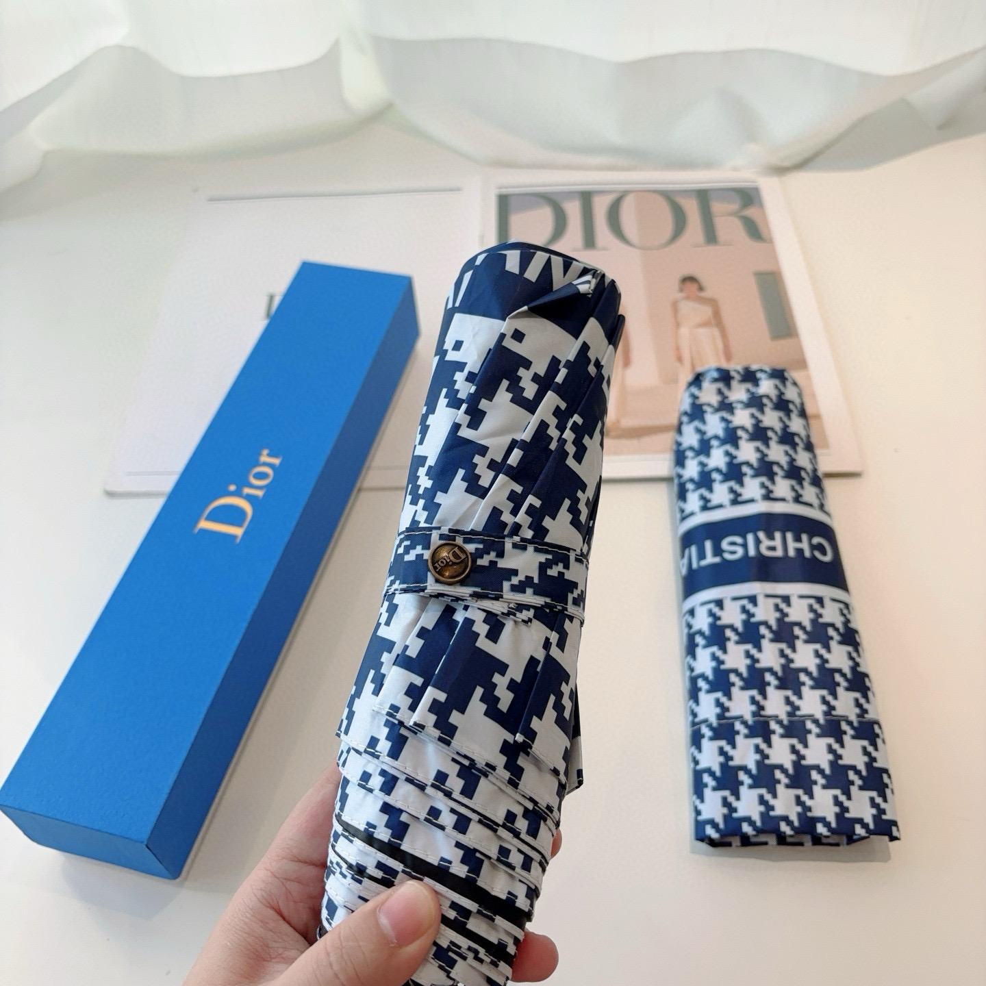  DIOR（迪奥）三折自动折叠晴雨伞  时尚原单代工品质 细节精致 看得见的品质 打破一成不变 色泽纯正