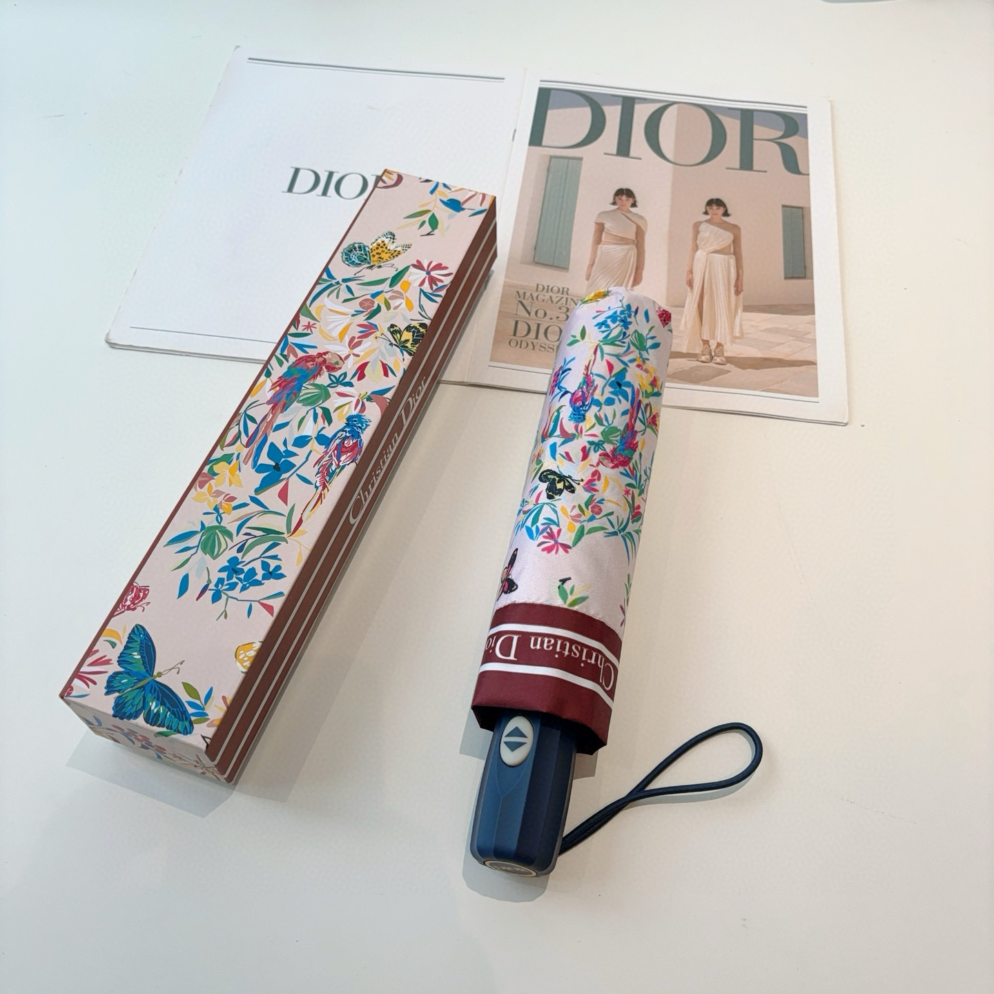  DIOR（迪奥）三折自动折叠晴雨伞  时尚原单代工品质 细节精致 看得见的品质 打破一成不变 色泽纯正