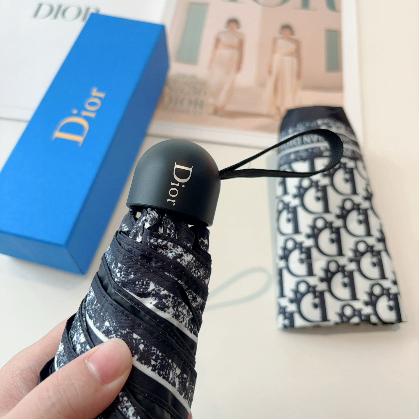 DIOR（迪奥）新款 五折伞 热卖款 时尚指数爆表 不论晴天雨天使用都相得益彰 拥有它感受风从身体经过的