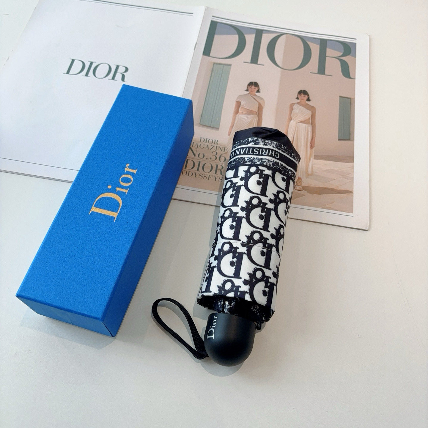DIOR（迪奥）新款 五折伞 热卖款 时尚指数爆表 不论晴天雨天使用都相得益彰 拥有它感受风从身体经过的