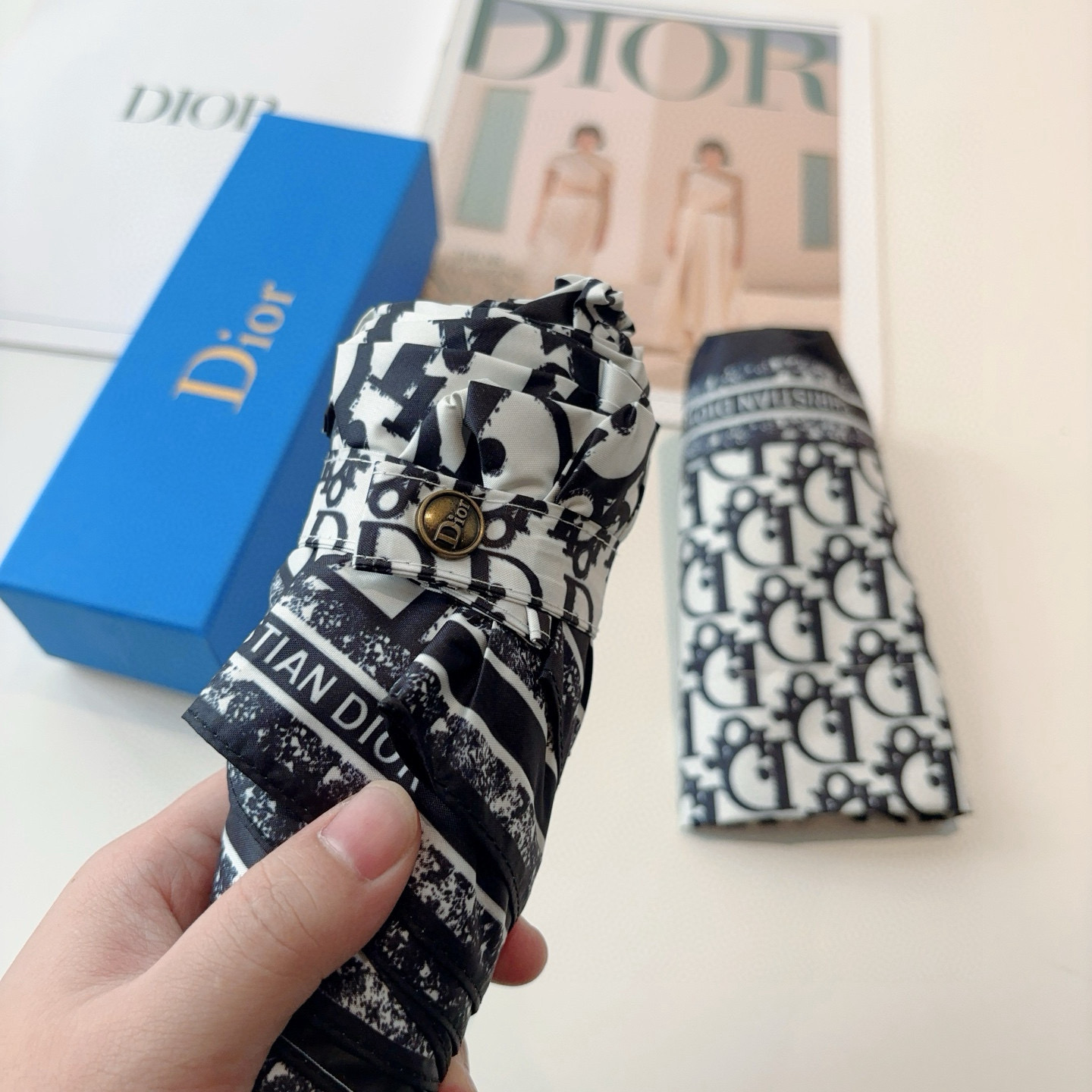 DIOR（迪奥）新款 五折伞 热卖款 时尚指数爆表 不论晴天雨天使用都相得益彰 拥有它感受风从身体经过的