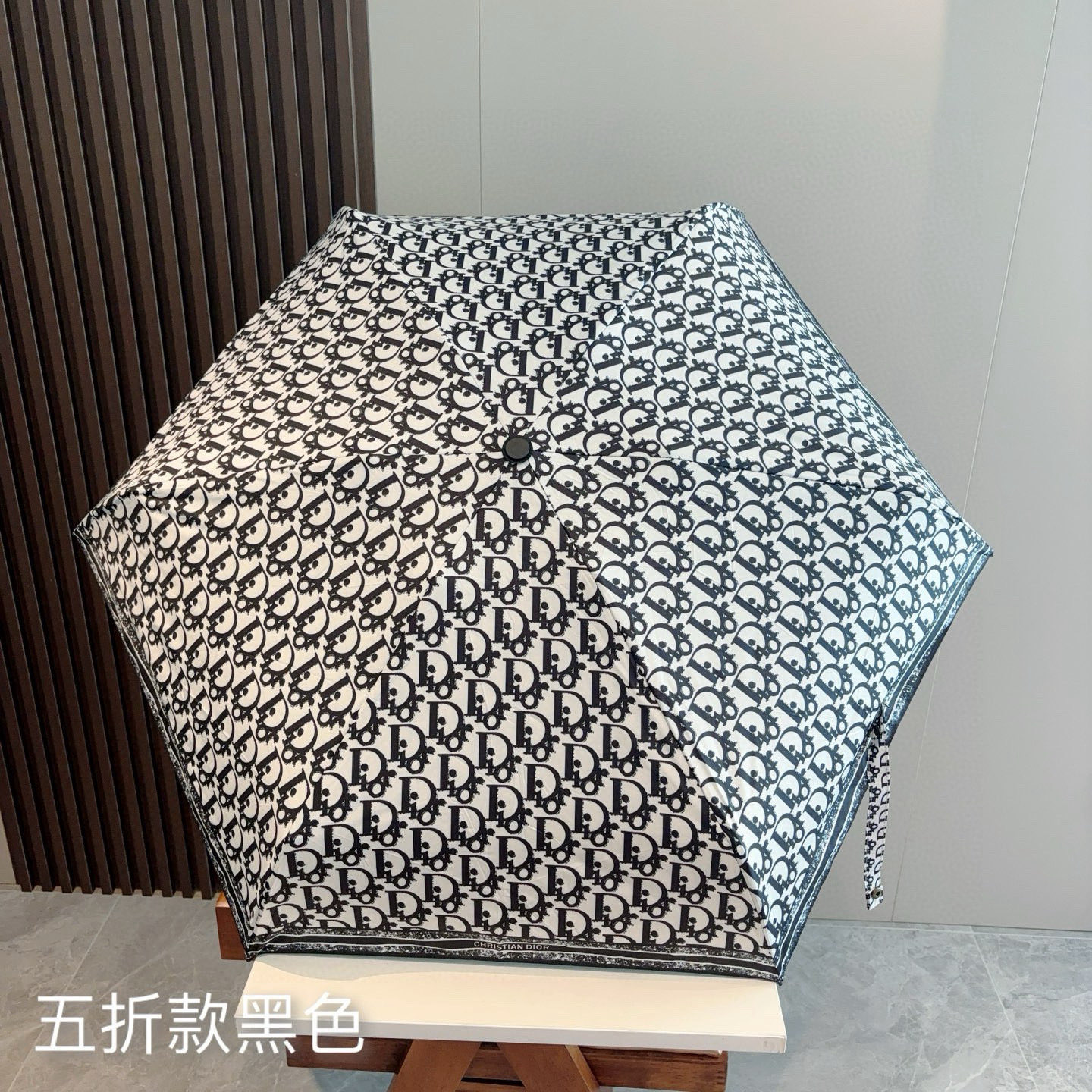 DIOR（迪奥）新款 五折伞 热卖款 时尚指数爆表 不论晴天雨天使用都相得益彰 拥有它感受风从身体经过的