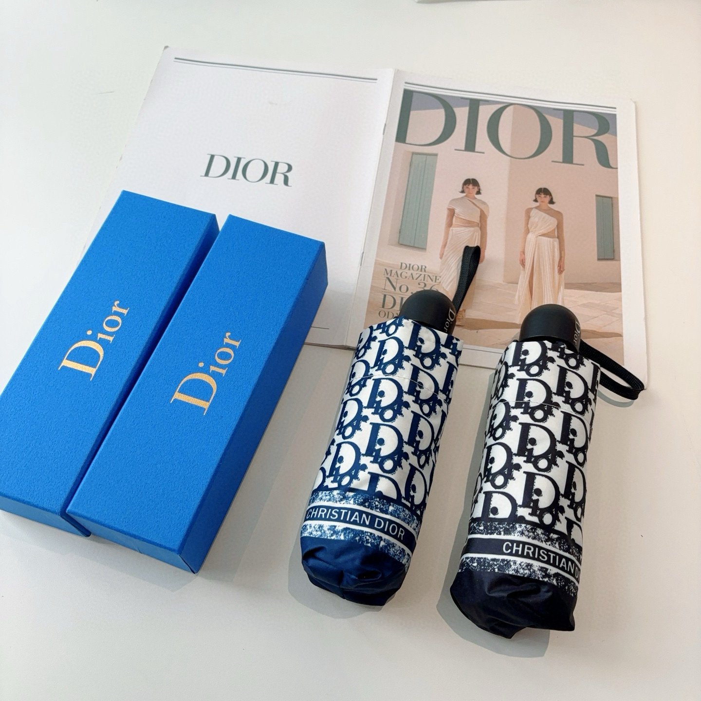 DIOR（迪奥）新款 五折伞 热卖款 时尚指数爆表 不论晴天雨天使用都相得益彰 拥有它感受风从身体经过的