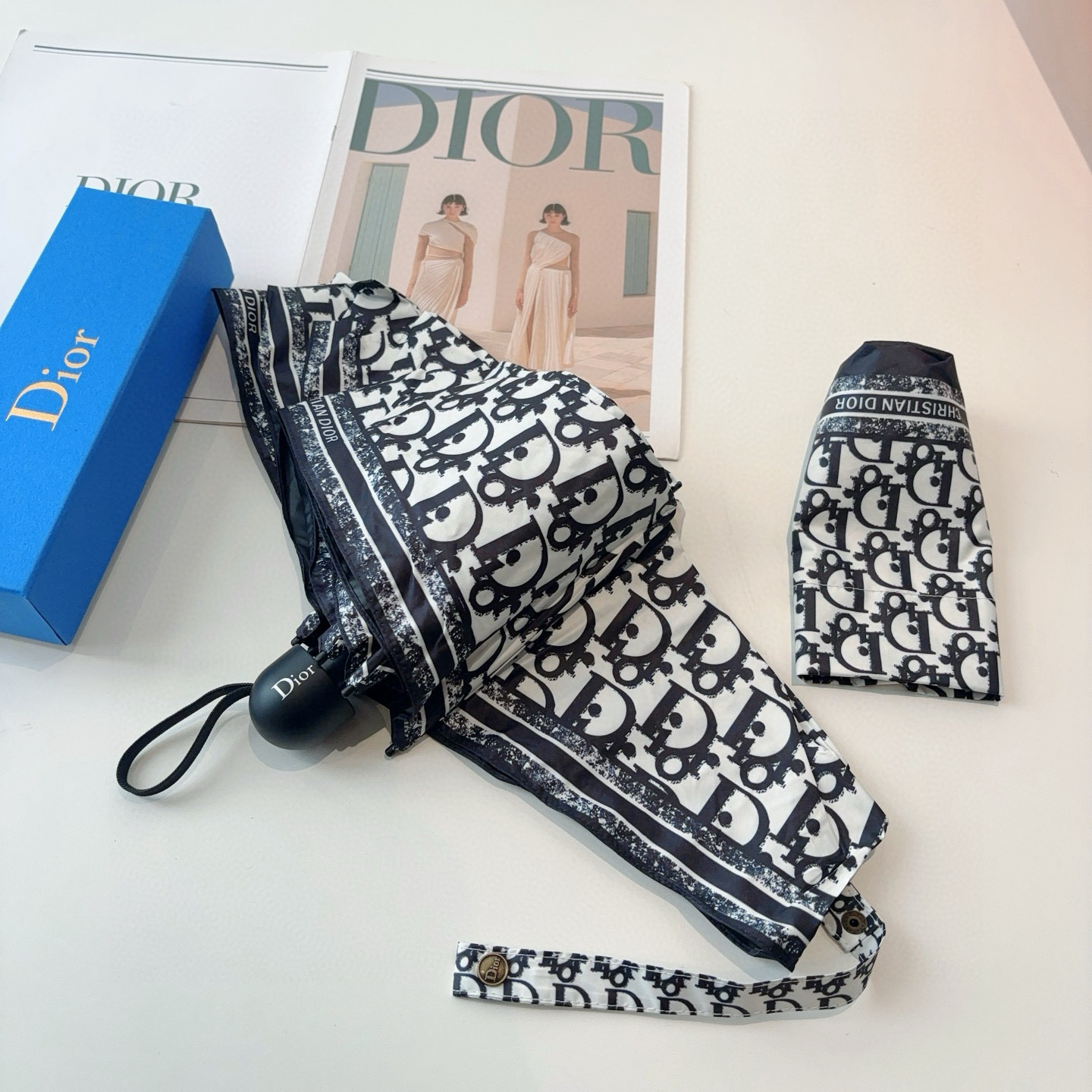 DIOR（迪奥）新款 五折伞 热卖款 时尚指数爆表 不论晴天雨天使用都相得益彰 拥有它感受风从身体经过的