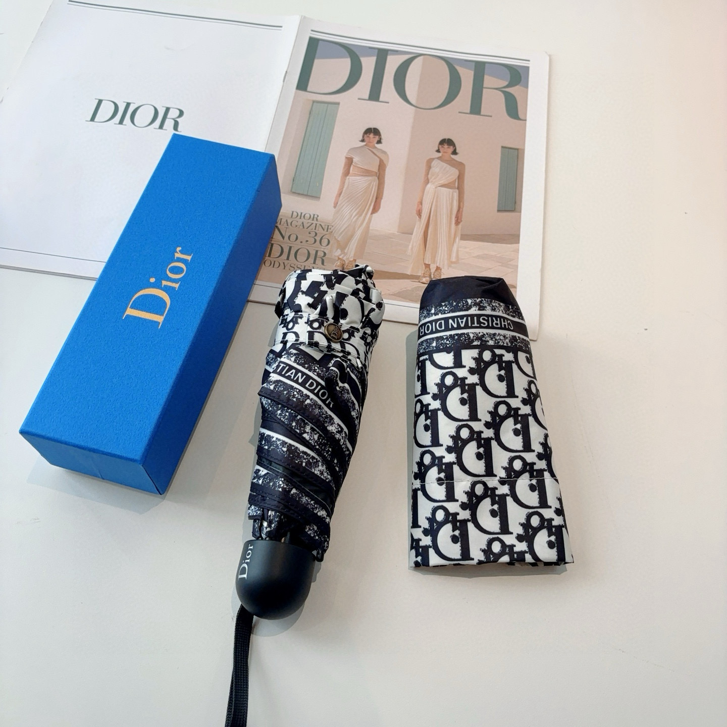 DIOR（迪奥）新款 五折伞 热卖款 时尚指数爆表 不论晴天雨天使用都相得益彰 拥有它感受风从身体经过的