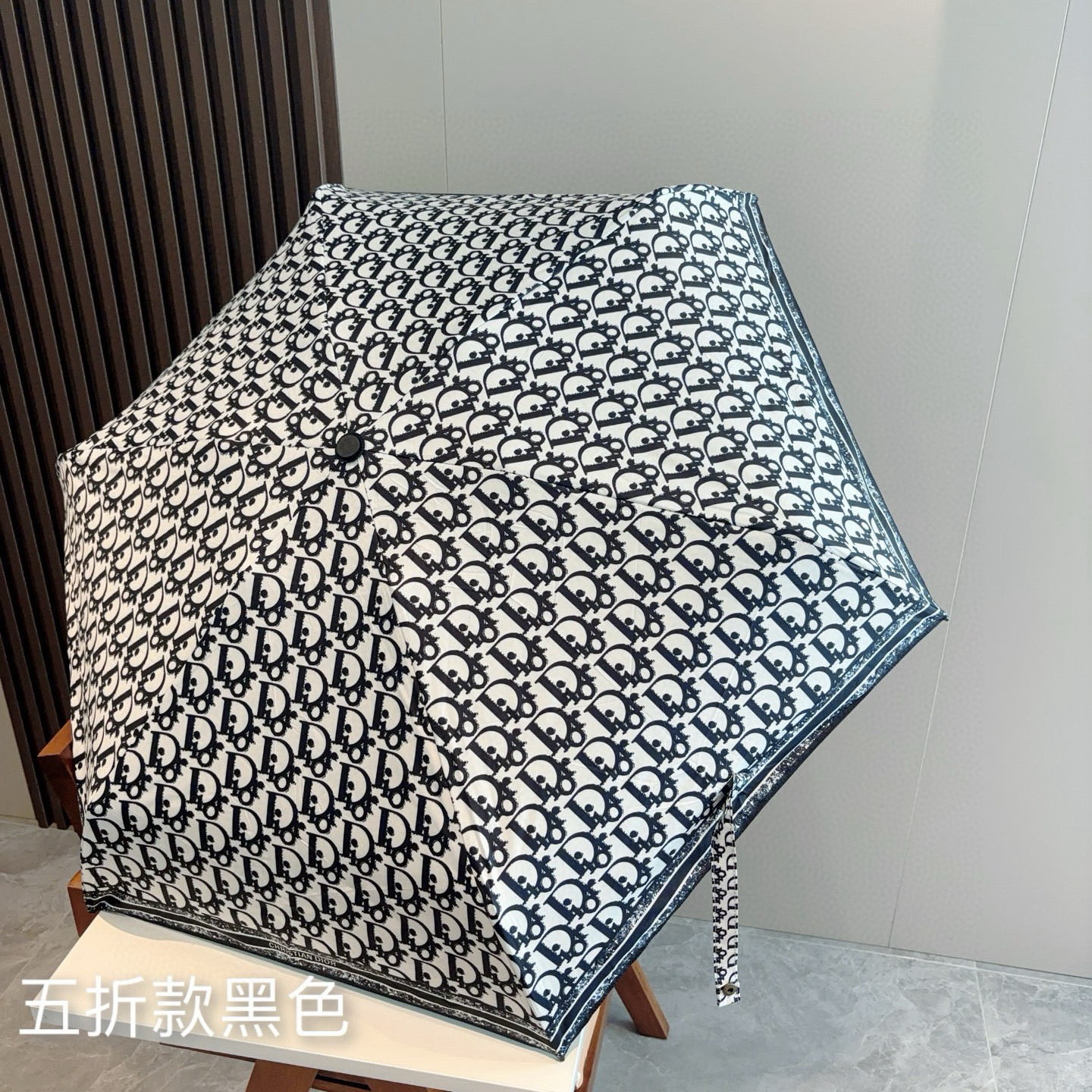 DIOR（迪奥）新款 五折伞 热卖款 时尚指数爆表 不论晴天雨天使用都相得益彰 拥有它感受风从身体经过的