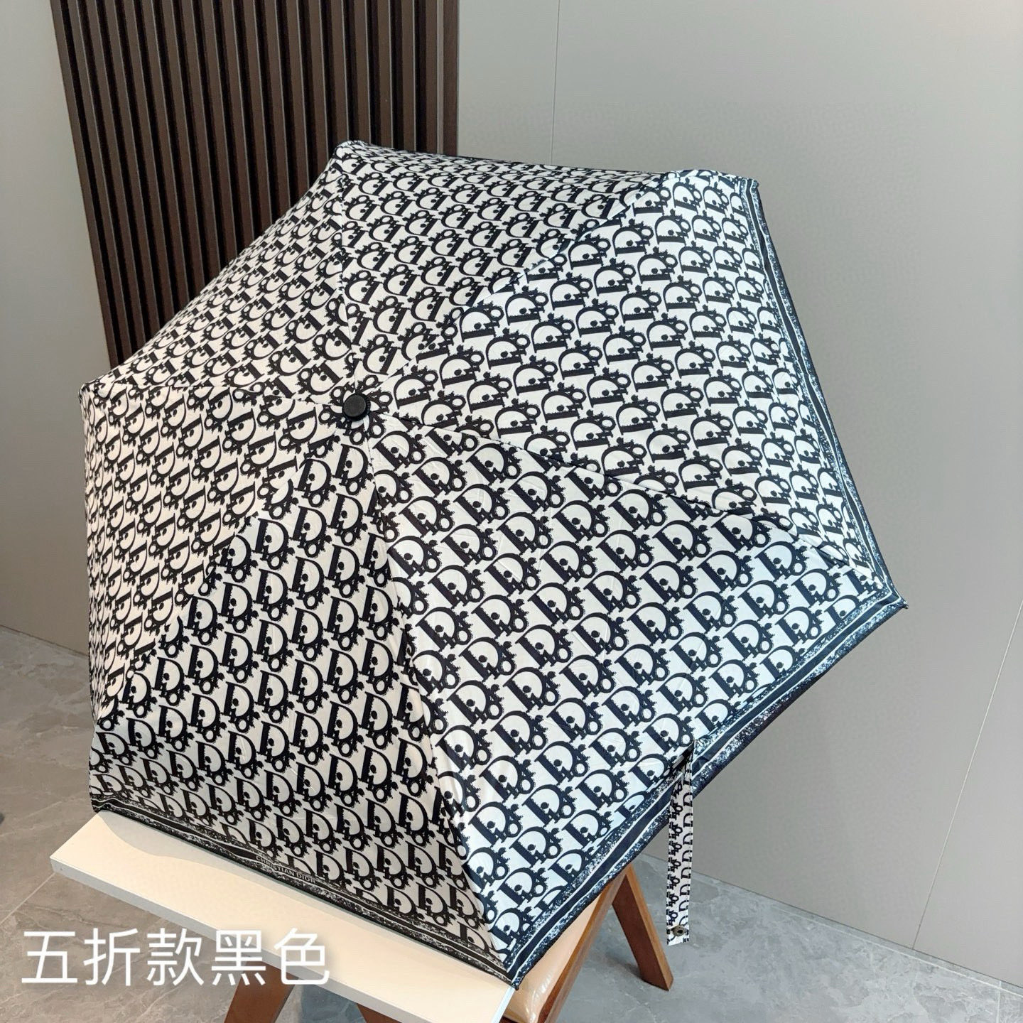 DIOR（迪奥）新款 五折伞 热卖款 时尚指数爆表 不论晴天雨天使用都相得益彰 拥有它感受风从身体经过的