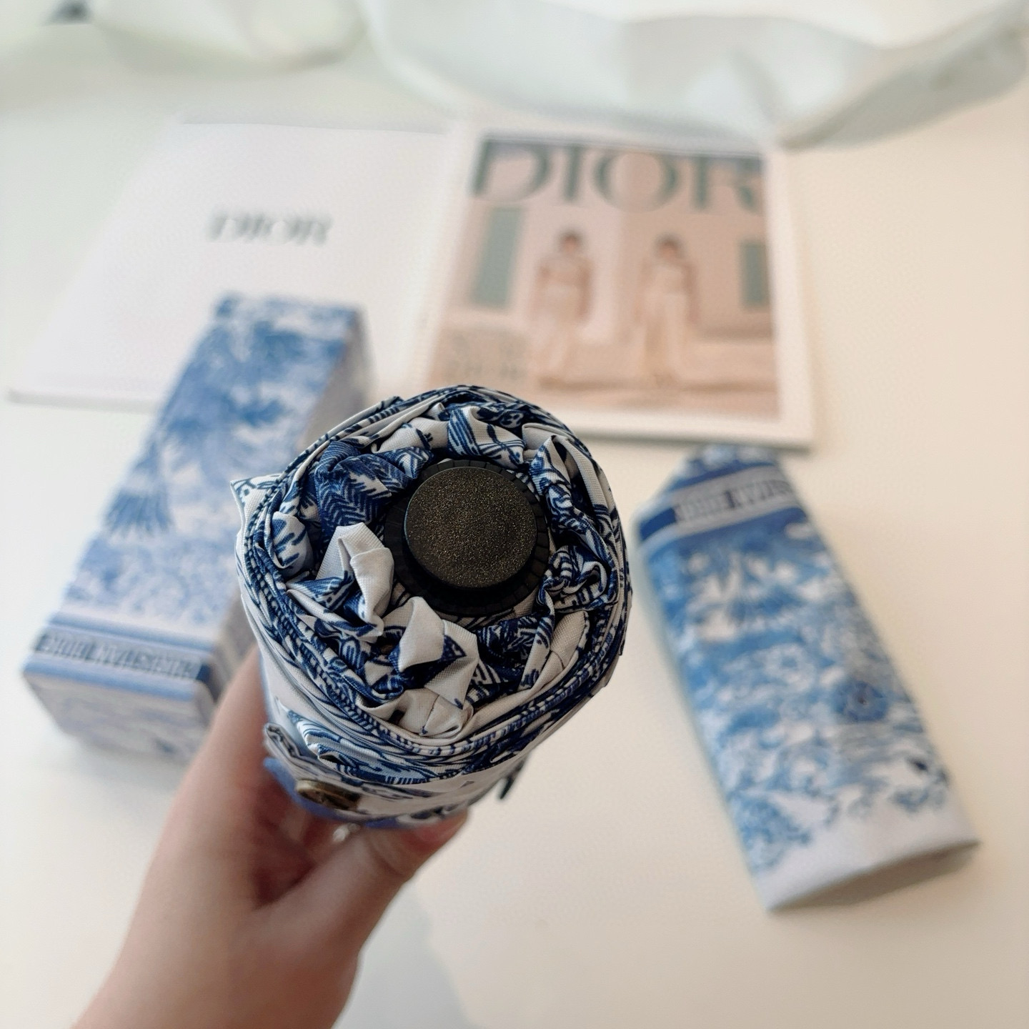 DIOR（迪奥）新款 五折伞 热卖款 时尚指数爆表 不论晴天雨天使用都相得益彰 拥有它感受风从身体经过的