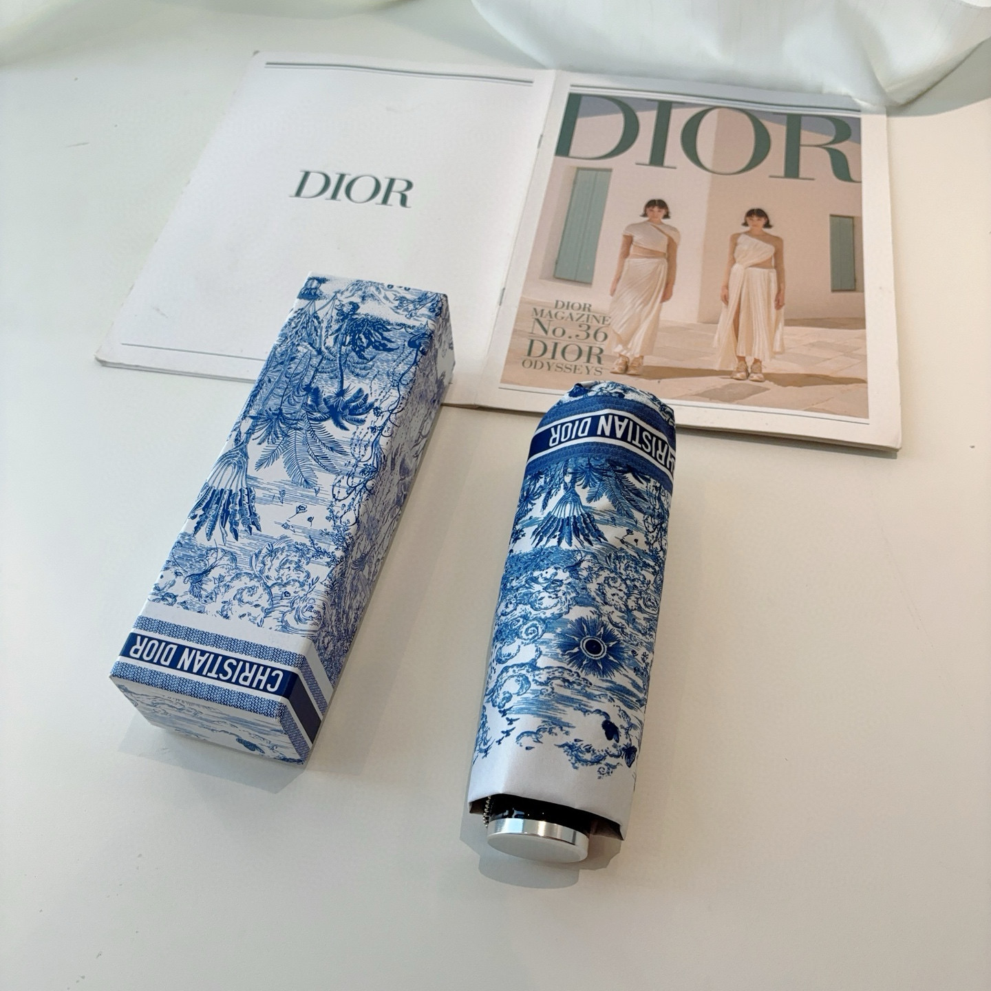DIOR（迪奥）新款 五折伞 热卖款 时尚指数爆表 不论晴天雨天使用都相得益彰 拥有它感受风从身体经过的