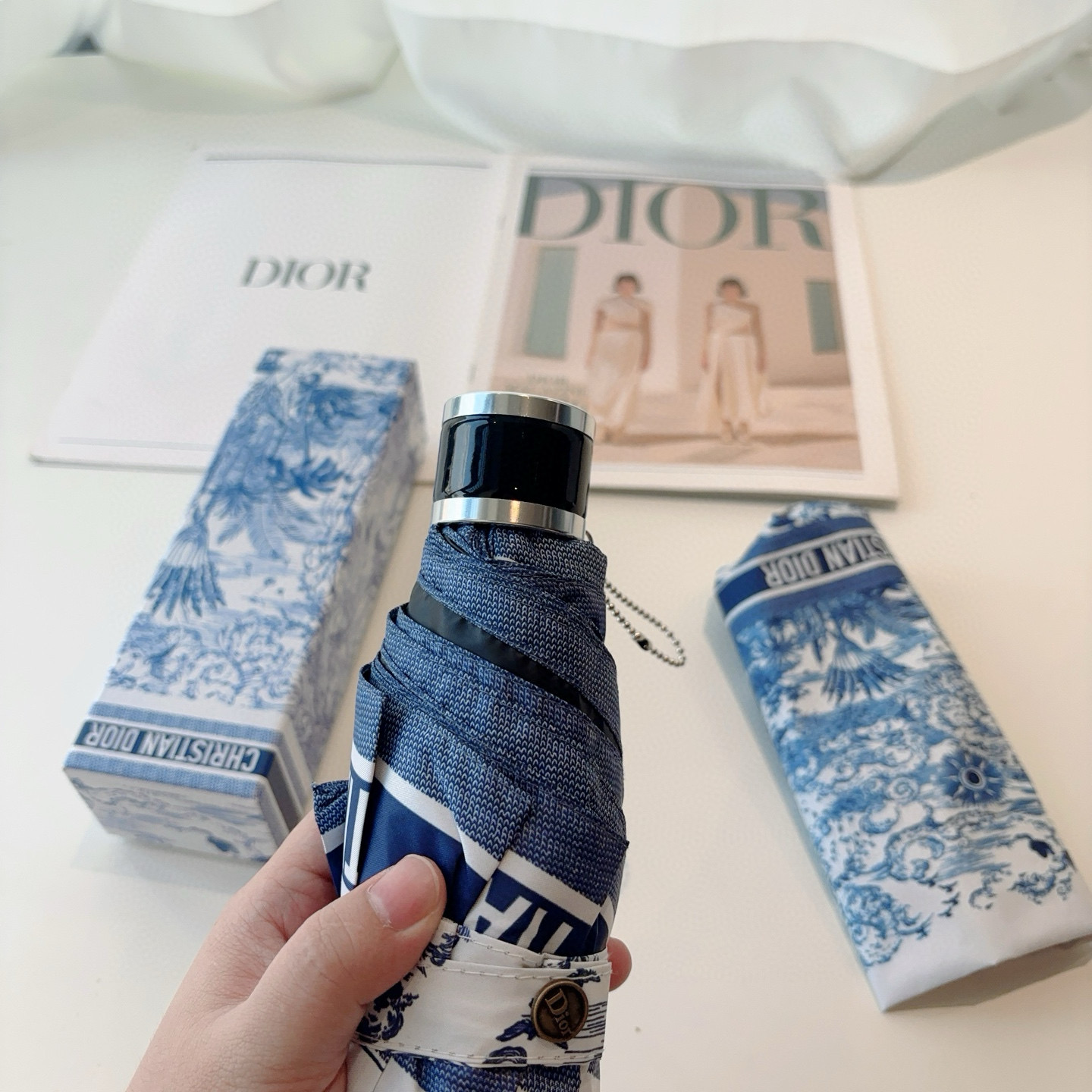 DIOR（迪奥）新款 五折伞 热卖款 时尚指数爆表 不论晴天雨天使用都相得益彰 拥有它感受风从身体经过的