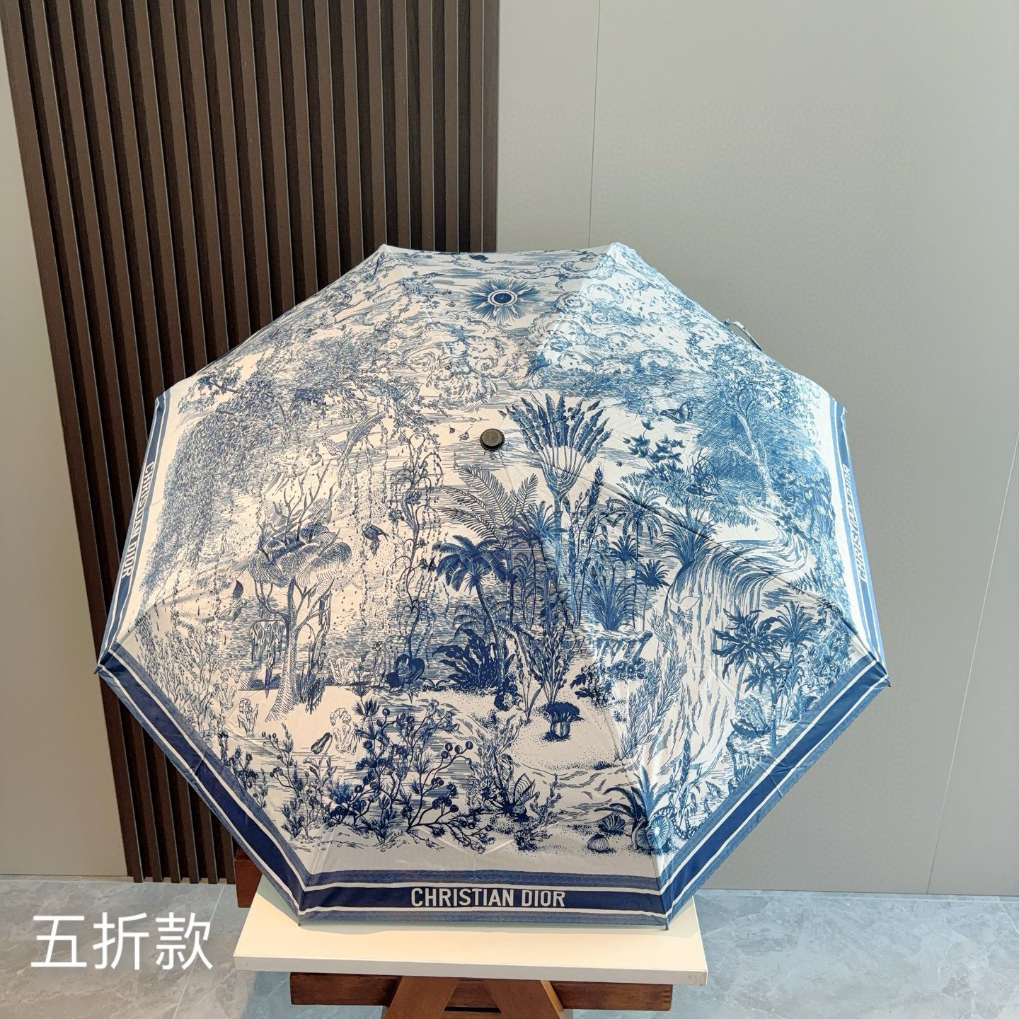 DIOR（迪奥）新款 五折伞 热卖款 时尚指数爆表 不论晴天雨天使用都相得益彰 拥有它感受风从身体经过的
